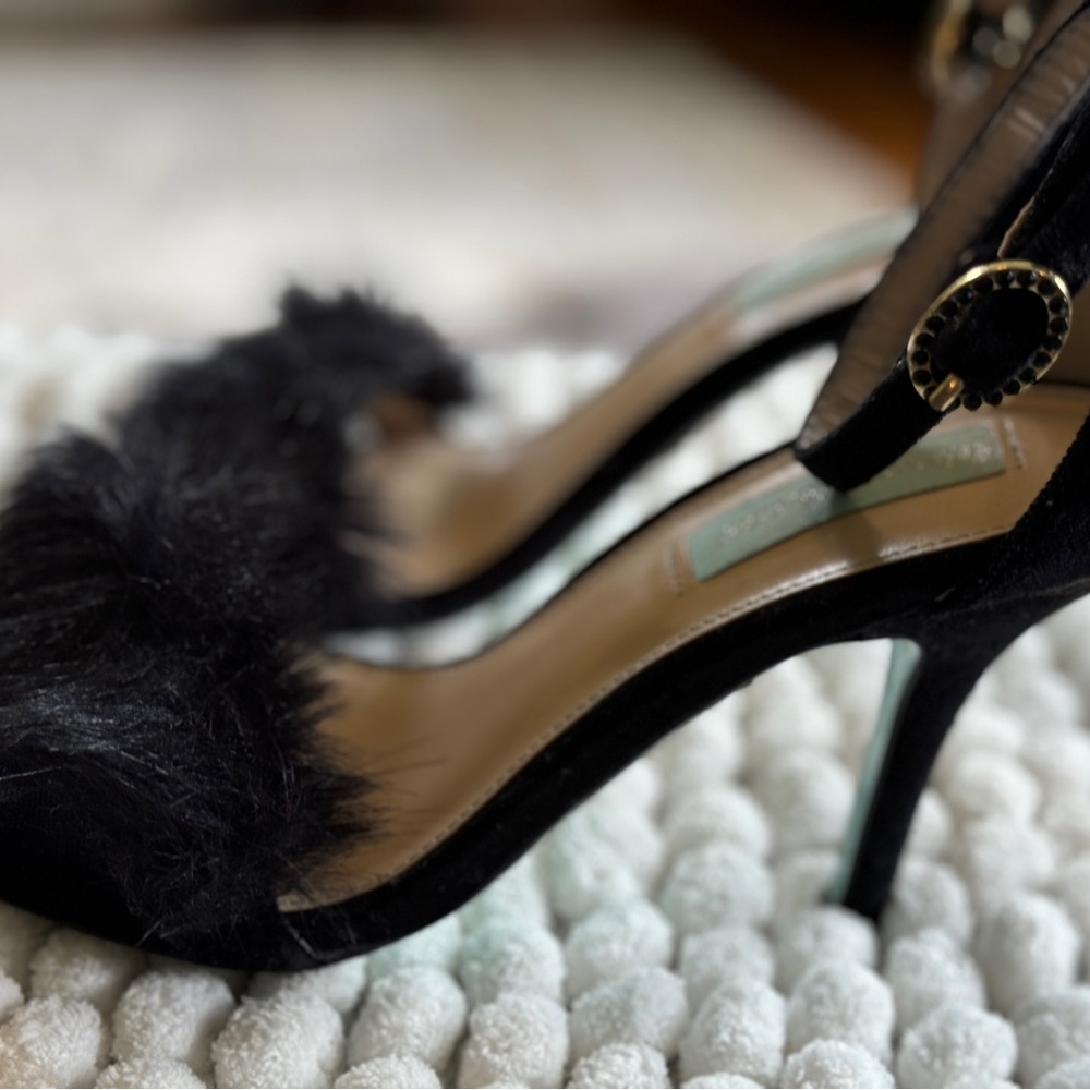 Beautiful black heels with feather accessory on toe area!